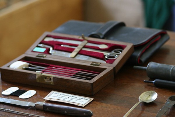 Old_medical_kit