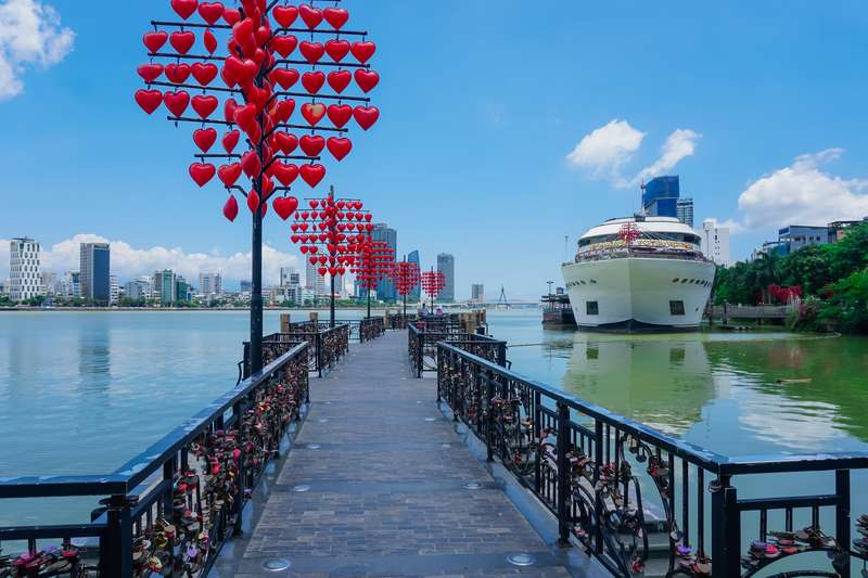 Da Nang's Love Bridge: Romantic Waterfront