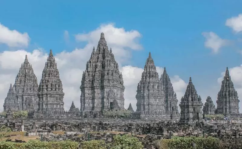 Enchanting Angkor Wat: Daytime Splendor