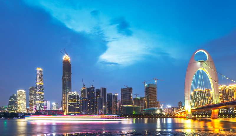 Iconic Gateway: Guangzhou's Majestic Bridge
