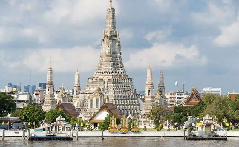 Iconic Wat Arun: Thai Retirement Visa Guide