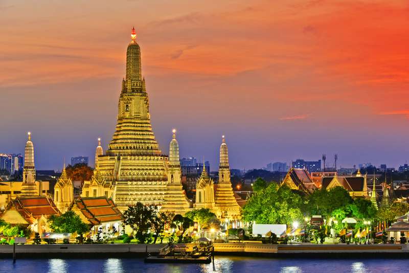 Majestic Wat Arun: Bangkok's Sacred Temple