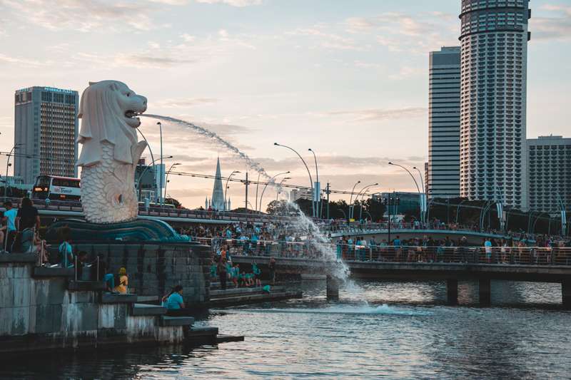 Merlion Fountain & Bustling Crowd At Singapore Bay