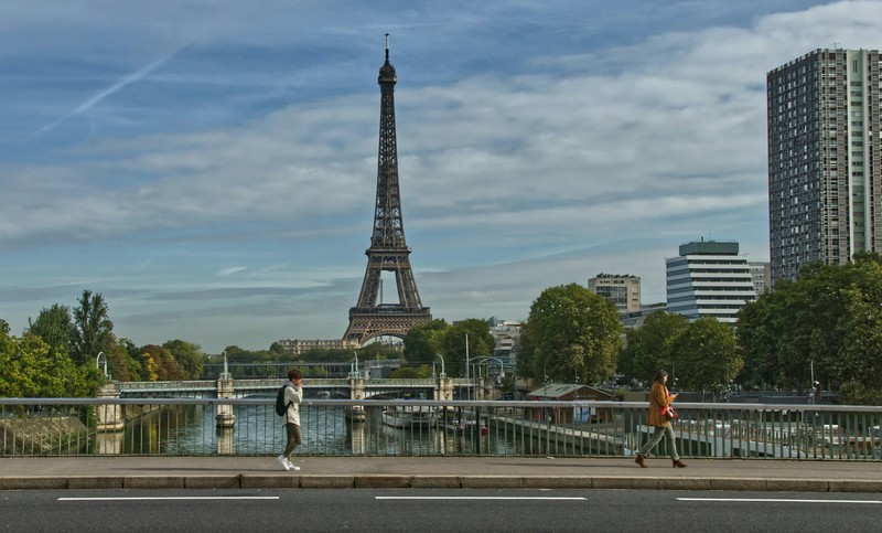 Paris, Pont De Grenelle: Couple On Bridge Near The Eiffel Tower