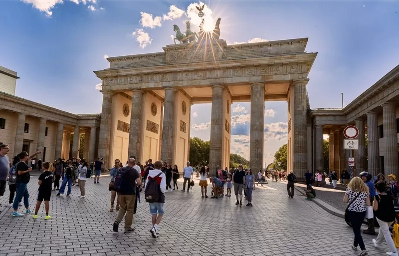 Sunny Berlin: Brandenburg Gate & Tourists